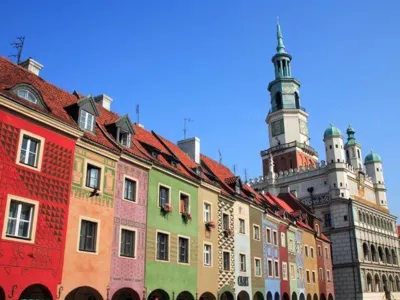 De oude markt in Poznan met kleurrijke huizen